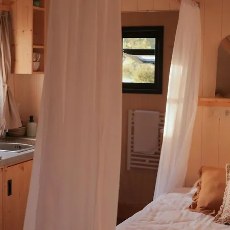 Charmante Cabane, Animaux Admis - 2 Pers. - Api-1-52-2621 * Saint-Amand-de-Coly